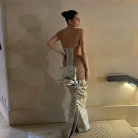 Penampilan Kendall Jenner memakai gaun Schiaparelli ini banjir komentar netizen termasuk dari sahabat dan teman-teman sesama artis. Hailey BIeber dalam komentarnya mengaku menangis melihat gaya Kendall. “OK, tapi jalanmu itu!??? Aku suka. Bersinarlah,” tulis penyanyi SZA. “Gila,” tulis penyanyi Chloe Bailey. Foto: Dok. Instagram