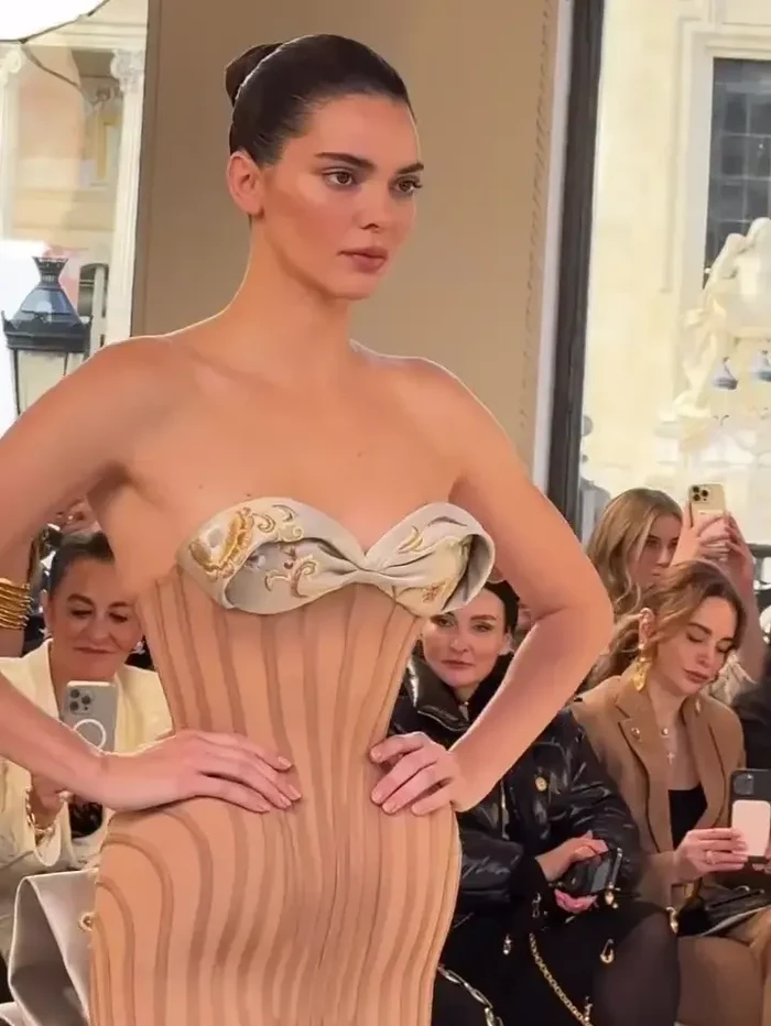Kendall Jenner Jadi Model peragaan busana Schiaparelli.