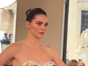 7 Foto Kendall Jenner Jadi Model di Paris Haute Couture, Hailey Bieber Nangis