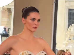 7 Foto Kendall Jenner Jadi Model di Paris Haute Couture, Hailey Bieber Nangis