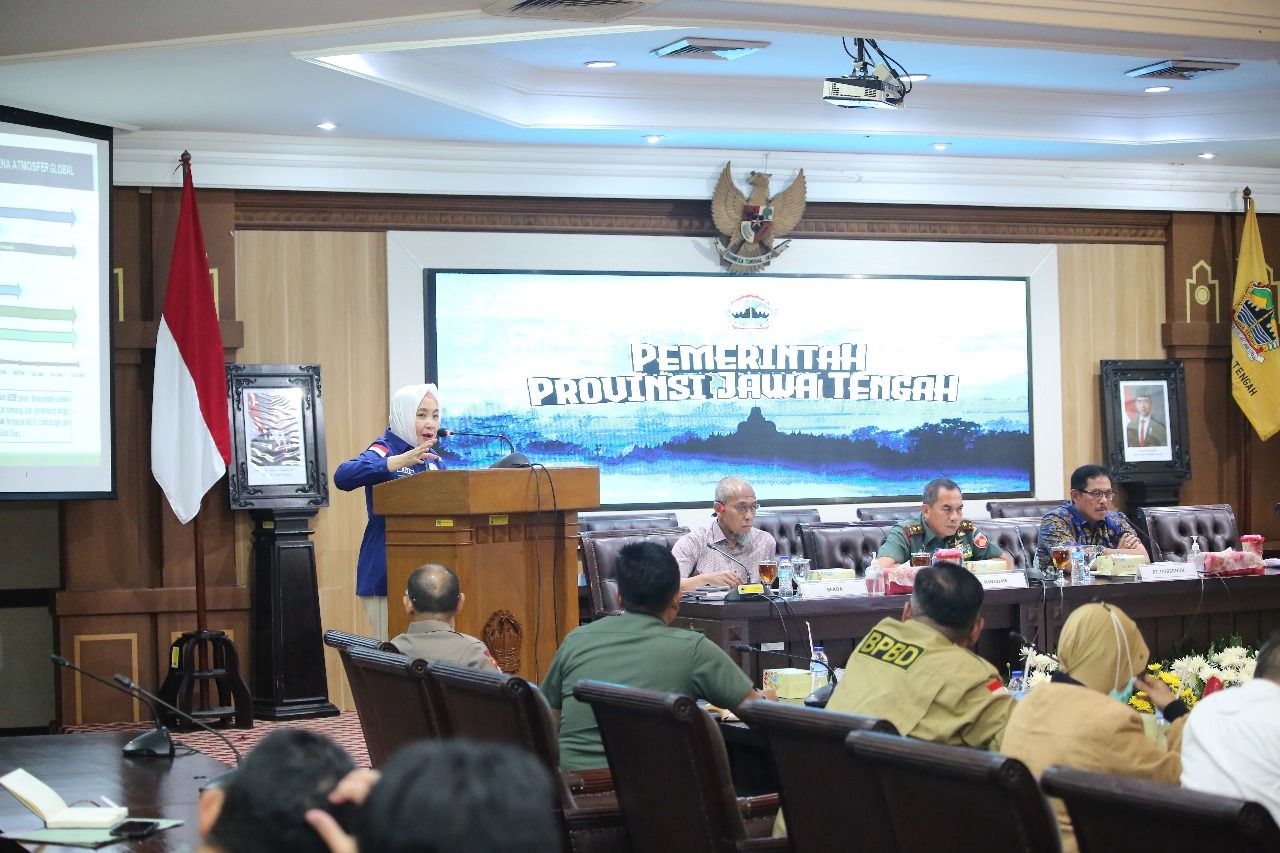 Kepala BMKG, Dwikorita Karnawati saat Papat Koordinasi Antisipasi Bencana Hidrometeorologi yang digelar BMKG bersama Penjabat Gubernur Jawa Tengah, Nana Sudjana. (Dok. BMKG)