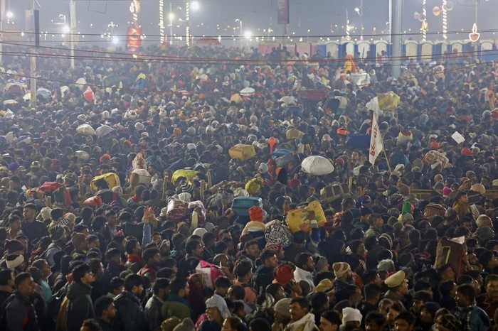 Pilgrims arrive to take a holy dip at Sangam, the confluence of the Ganges, Yamuna and mythical Saraswati rivers, on the occasion of Mauni Amavasya during the Maha Kumbh Mela festival in Prayagraj on January 29, 2025. A stampede at the worlds largest religious gathering in India killed at least 15 people with many more injured, a doctor at the Kumbh Mela festival told AFP. (Photo by Niharika KULKARNI / AFP)