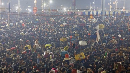 Pilgrims arrive to take a holy dip at Sangam, the confluence of the Ganges, Yamuna and mythical Saraswati rivers, on the occasion of Mauni Amavasya during the Maha Kumbh Mela festival in Prayagraj on January 29, 2025. A stampede at the worlds largest religious gathering in India killed at least 15 people with many more injured, a doctor at the Kumbh Mela festival told AFP. (Photo by Niharika KULKARNI / AFP)