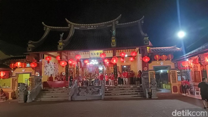 Klenteng Tri Dharma Sumber Naga Kota Probolinggo menggelar doa Imlek.