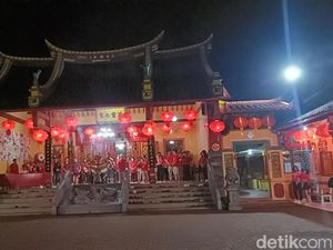 Sembahyang Imlek di Klenteng Tri Dharma Kota Probolinggo Berjalan Sederhana