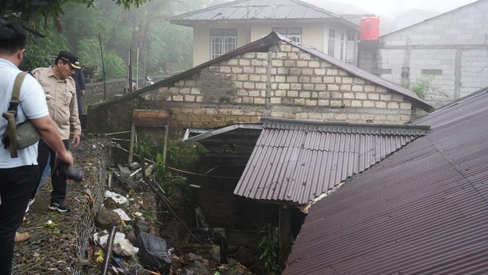 Kondisi banjir akibat luapan air di Puncak Bogor rusak rumah warga. Foto: Dok. Istimewa.