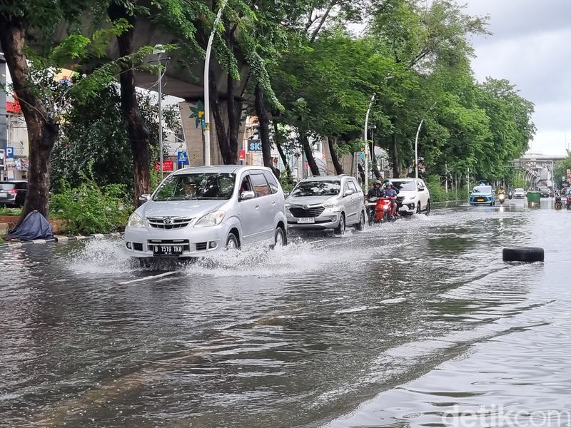 Kondisi banjir di Jl Boulevard Selatan, Kelapa Gading, Jakarta, 29 Januari 2025 pukul 10.05 WIB. (Taufiq Syarifudin/detikcom)