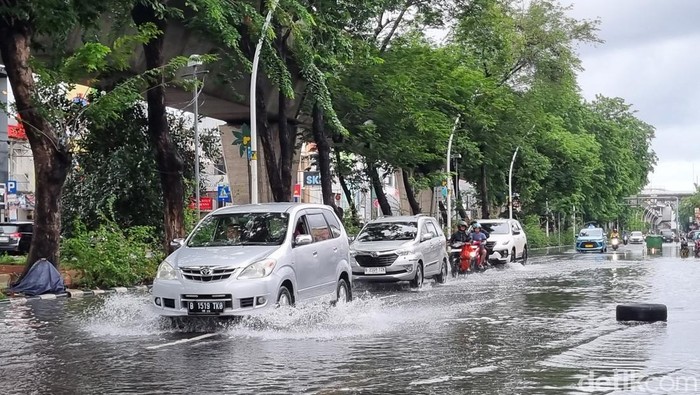 Kondisi banjir di Jl Boulevard Selatan, Kelapa Gading, Jakarta, 29 Januari 2025 pukul 10.05 WIB. (Taufiq Syarifudin/detikcom)