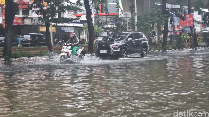 Kondisi banjir di Jl Boulevard Selatan, Kelapa Gading, Jakarta, 29 Januari 2025 pukul 10.05 WIB. (Taufiq Syarifudin/detikcom)