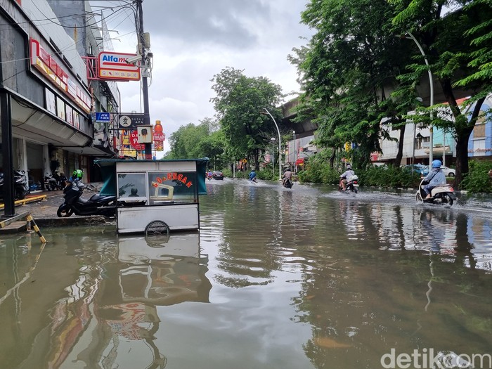 Kondisi banjir di Jl Boulevard Selatan, Kelapa Gading, Jakarta, 29 Januari 2025 pukul 10.05 WIB. (Taufiq Syarifudin/detikcom)