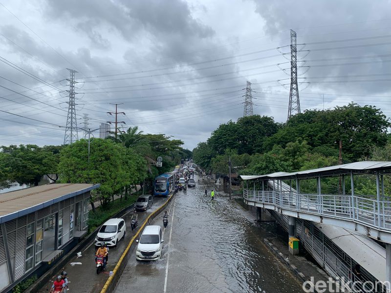 Kondisi banjir di Jl Daan Mogot, Cengkareng, Jakbar, 29 Januari 2025, 15.40 WIB. (Mulia Budi/detikcom)