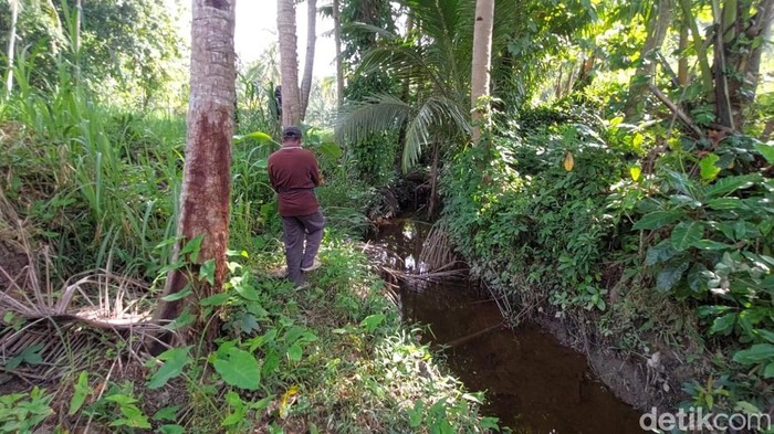 Kondisi sungai yang tercemar di Dusun Gayam, Banyuroto, Nanggulan, Kulon Progo, Rabu (29/1/2025).