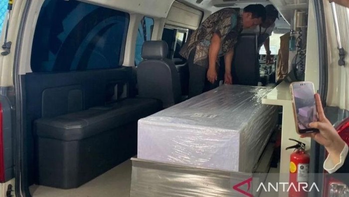 Korban tewas akibat penembakan APMM Malaysia tiba di Bandara SSK II Pekanbaru, Riau, Rabu (29/1/2025) sore (ANTARA/Annisa Firdausi).
