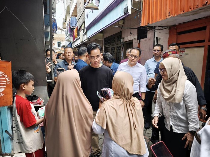 Wapres Gibran didampingi Pj Gubernur Jatim Adhy Karyono Mengunjungi Pemukiman padat Penduduk di Kapasan