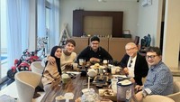 Selain dijamu, Lesti dan Billar juga kerap menjamu orang-orang terdekatnya. Meja makan panjang di tengah rumahnya dipenuhi banyak makanan saat kedatangan tamu. Foto: Instagram/lestikejora