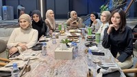 Sesama ibu muda, Lesti akrab dengan beberapa sosok. Seperti Aurel Hermansyah, Kesha Ratuliu, dan selebriti lainnya. Mereka rutin mengadakan arisan sambil makan-makan bersama. Foto: Instagram/lestikejora