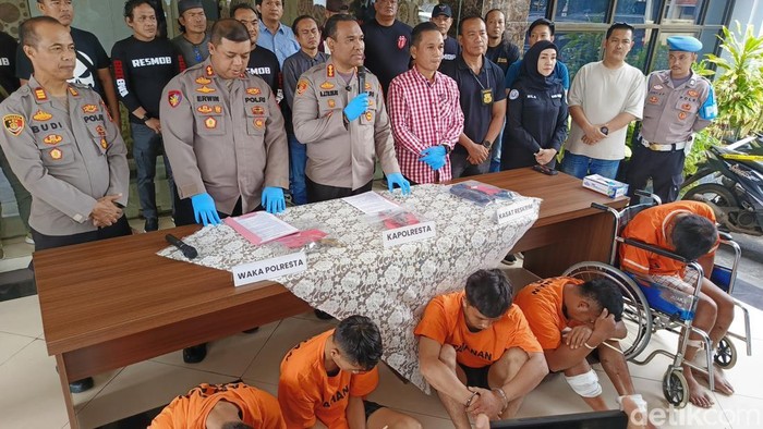 Lima pelaku curanmor yang terlibat baku tembak dengan polisi saat diamankan