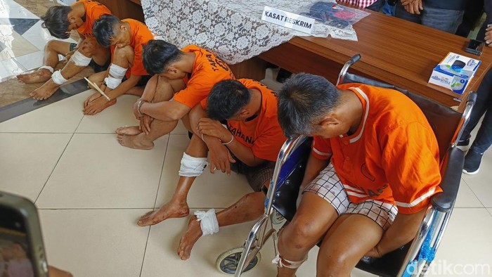 Lima pelaku curanmor yang terlibat bauk tembak dengan polisi saat diamankan