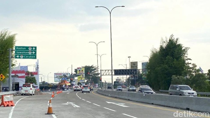 Lokasi sekitar minimarket ditemukannya benda dicurigai bom di Gerbang Tol Madiun.