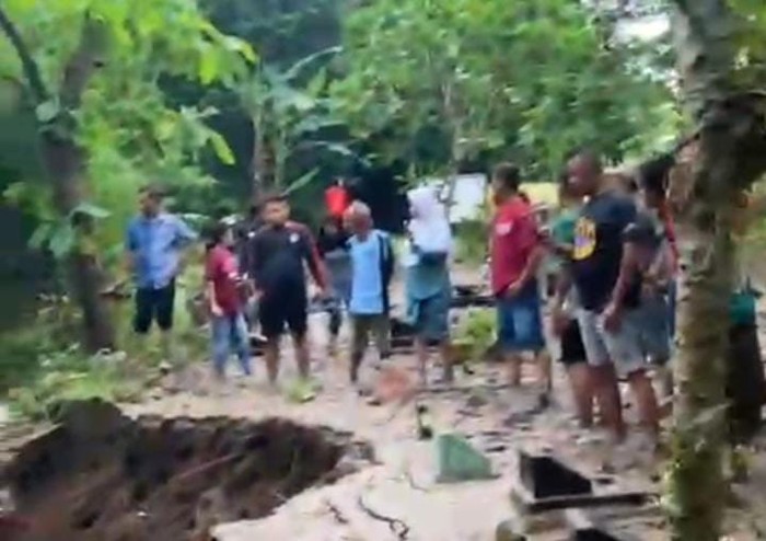 Longsor Desa Kare menutup akses jalur Madiun
