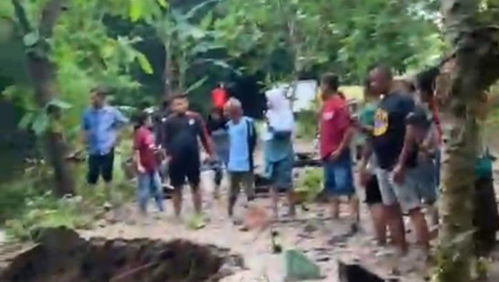 Longsor Desa Kare menutup akses jalur Madiun