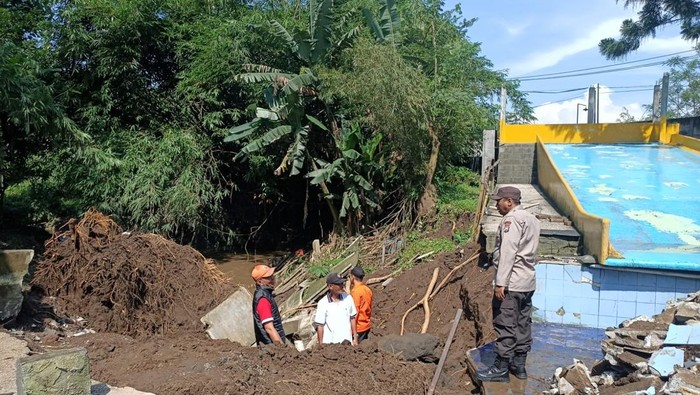 Longsor timpa objek wisata Kalimeri Malang.
