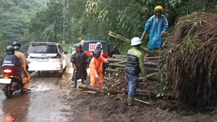 Longsor tutup akses Malang-Kediri.