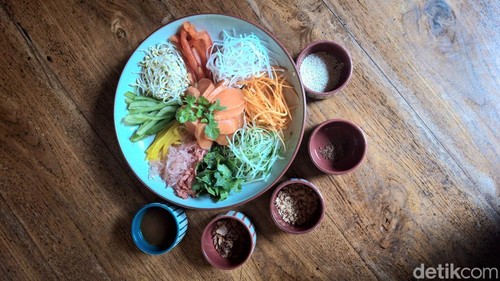 Makanan Khas Tionghoa, Yu Sheng, di restoran Naga Eight, Sanur, Denpasar, Rabu (29/1/2025). (Fabiola Dianira)