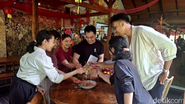 Typical Chinese food, Yu Sheng, at Naga Eight Restaurant, Sanur, Denpasar, Wednesday (1/29/2025). (Fabiola Dianira)