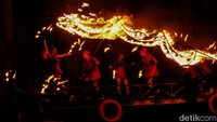 Tema Legenda Naga Api ini menyampaikan pesan mendalam tentang kebersamaan dan harmoni, sesuai dengan semangat Tahun Ular Kayu yang melambangkan kebijaksanaan dan ketenangan.  