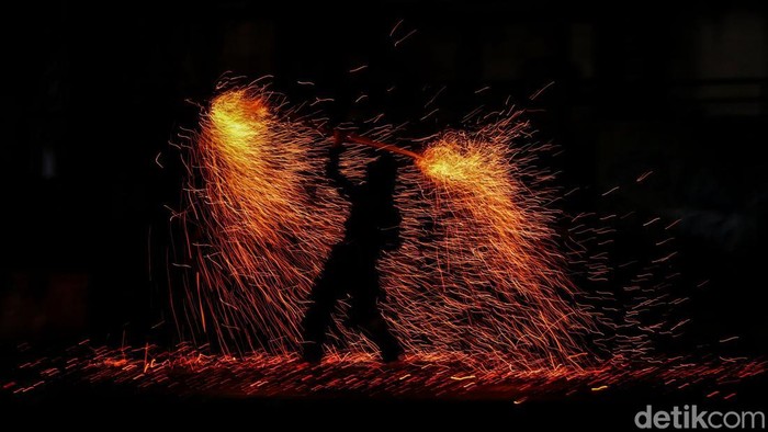 Melihat Atraksi Bermandikan Api di Trans Studio Cibubur Salah satu highlight utama perayaan Imlek di Trans Studio Cibubur adalah Special Fire Dance Show bertajuk 'Legenda Naga Api'. Pertunjukan ini memadukan keindahan seni tari dengan elemen api.