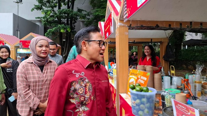 Menko PM Cak Imin Kunjungi UMKM di TMII