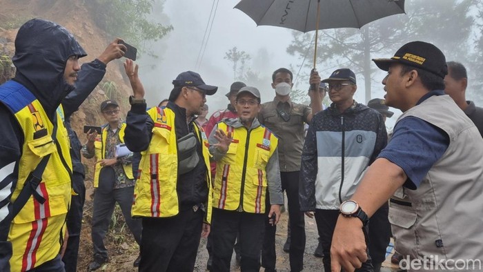 Menteri PUPR Dody Hanggodo saat meninjau lokasi longsor di Petungkriyono, Pekalongan, Rabu (29/1/2025).