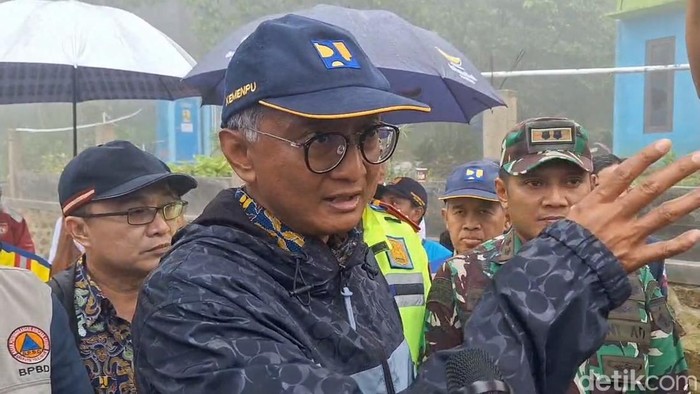 Menteri PUPR Dody Hanggodo saat meninjau lokasi longsor di Petungkriyono, Pekalongan, Rabu (29/1/2025).