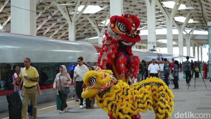 Momen barongsai hibur penumpang di Stasiun KCIC Karawang.