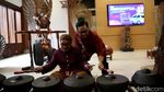 Momen Cak Imin Bermain Gamelan hingga Beli Kopi di TMII