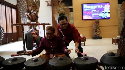 Momen Cak Imin Bermain Gamelan hingga Beli Kopi di TMII