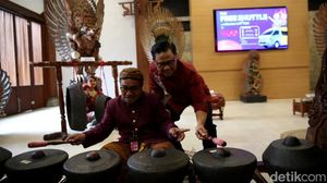 Momen Cak Imin Bermain Gamelan hingga Beli Kopi di TMII