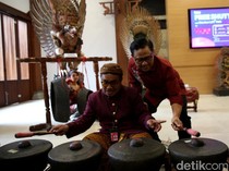 Momen Cak Imin Bermain Gamelan hingga Beli Kopi di TMII