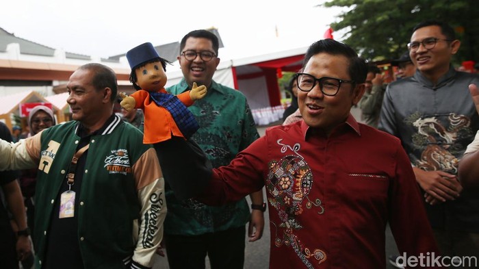Menko Pemberdayaan Masyarakat, Muhaimin Iskandar mencoba bermain gamelan saat berkunjung ke Taman Mini Indonesia Indah, Jakarta Timur, Rabu (29/1/2025).