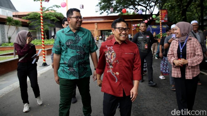 Menko Pemberdayaan Masyarakat, Muhaimin Iskandar mencoba bermain gamelan saat berkunjung ke Taman Mini Indonesia Indah, Jakarta Timur, Rabu (29/1/2025).