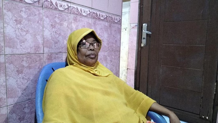 Seorang nenek bernama Suharti (60) menceritakan pengalaman menghadapi banjir di Kebon Pala, Kampung Melayu, Jakarta Timur, Rabu (29/1/2025).