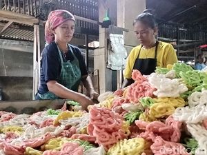 Imlek Bawa Berkah untuk Pabrik Kerupuk Klenteng di Bojonegoro