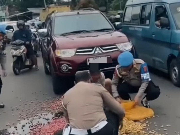 Pedagang Kacang Ditabrak Pajero di Bogor