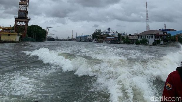 Pembongkaran pagar laut di Tangerang, Rabu (29/1) ditunda karena ombak tinggi dan angin kencang.