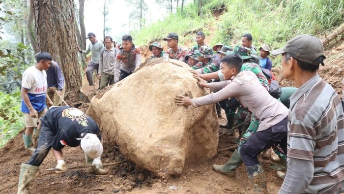 Pembukaan akses jalan akibat tertutup longsor di Dusun Dranan, Desa Yosorejo ke Dusun Sipetung, Desa Tlogopakis, Kecamatan Petungkriyono, Pekalongan, Rabu (29/1/2025).