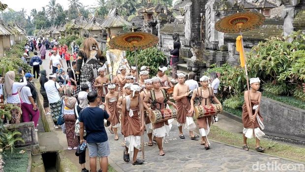 Pementasan Barong Landung di Desa Penglipuran, Bangli, Bali, saat Tahun Baru Imlek, Rabu (29/1/2025). (Foto: Agus Eka/detikBali)