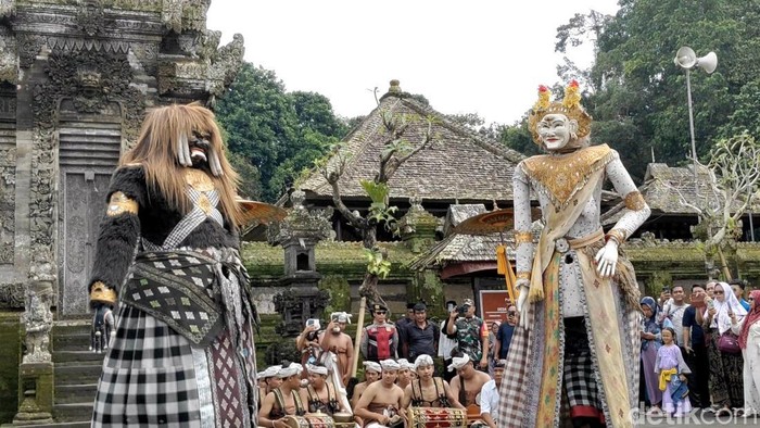 Pementasan Barong Landung di Desa Penglipuran, Bangli, Bali, saat Tahun Baru Imlek, Rabu (29/1/2025). (Foto: Agus Eka/detikBali)
