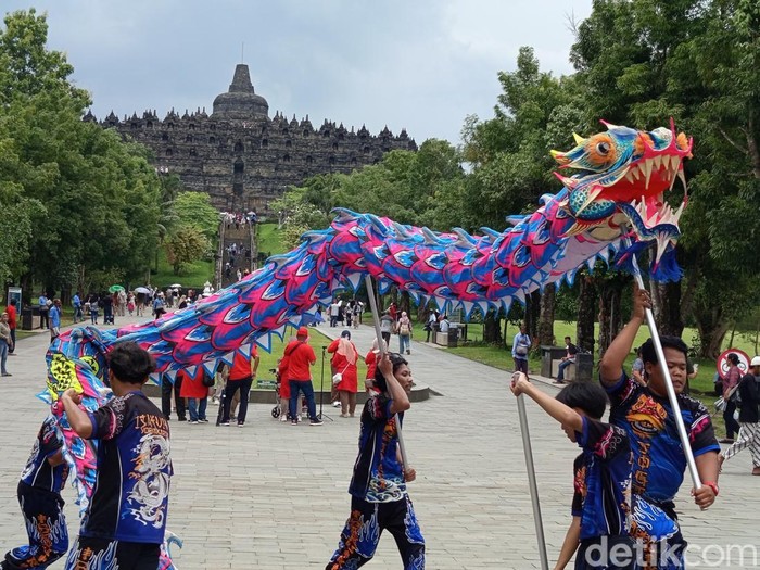 Penampilan barongsai dan liong di Candi Borobudur saat libur Imlek, Rabu (29/1/2025).