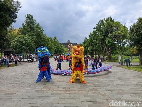 Penampilan barongsai dan liong di Candi Borobudur saat libur Imlek, Rabu (29/1/2025).
